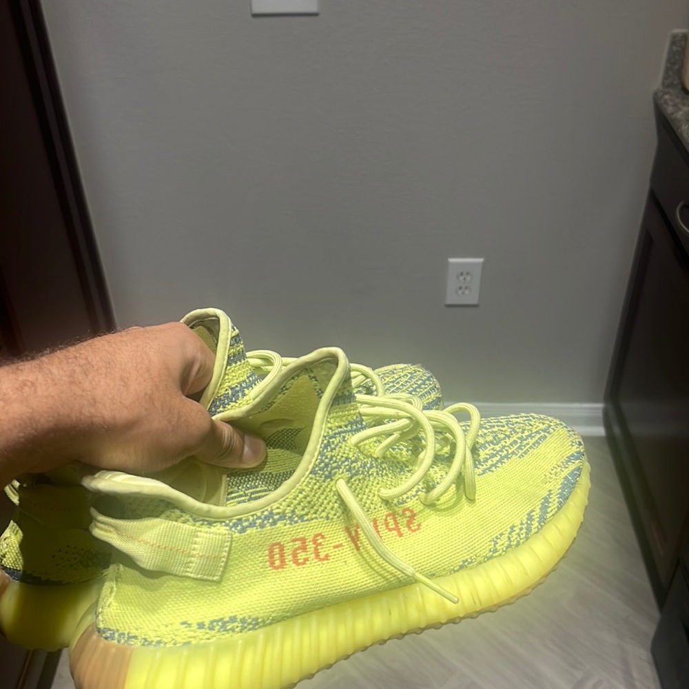 2017
Yeezy Boost 350 V2 'Semi Frozen Yellow'